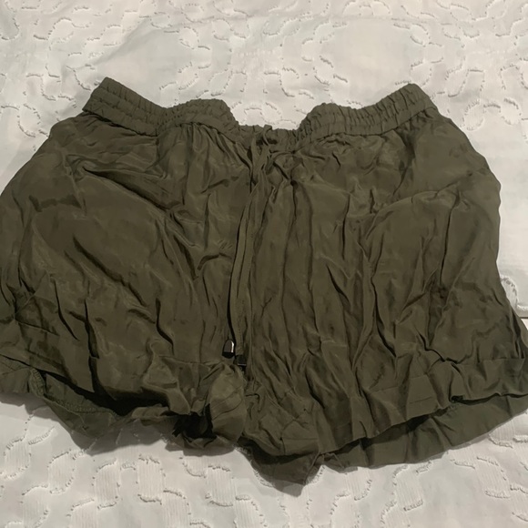 Green shorts with front pockets size medium - Picture 1 of 2